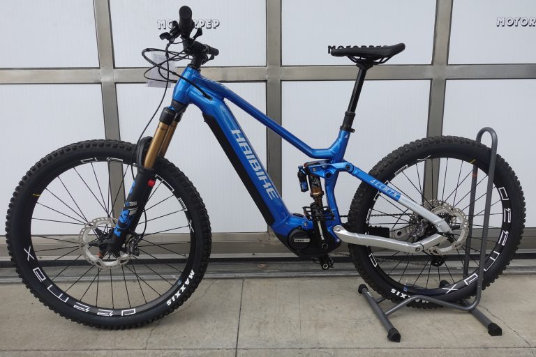 bici elettrica blu haibike allmtn